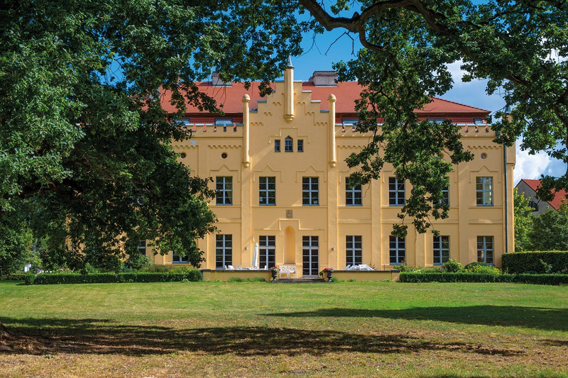 Das Schloss in Nennhausen galt zu Fouques Zeiten am Anfang der 19. Jahrhundert als Musenhof. Nach der Restaurierung des Gebäudes finden wieder kulturelle Veranstaltungen statt.