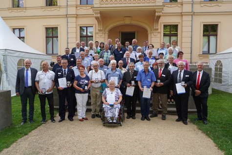 Gruppenbild aller Preisträger auf einer Treppe vor dem Schloss Ribbeck - Klick öffnet Bildbetrachter