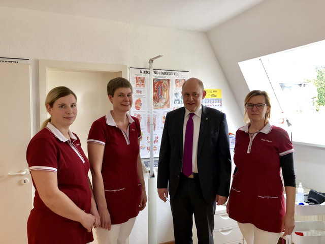 Übergabe eines Zuwendungsbescheides an Frau Dr. Jacobi „Rheumapraxis an der Havel“