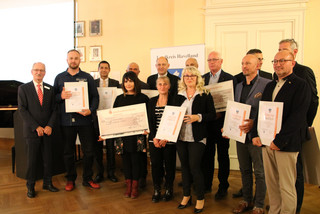 Landrat Roger Lewandowski und die Preisträger des Wirtschaftsförderpreises 2018.
