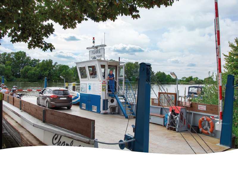 Auf den Namen Charlotte wurde die Fähre 2003 getauft, tatsächlich erfühlt sie seit über 30 Jahren ihren Dienst und setzt Fahrzeuge und Radfahrer von einem Havelufer zu anderen über.