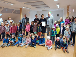 Jugendministerin Britta Ernst und Landrat Roger Lewandowski mit den Kindern der Katholischen Kita in Rathenow