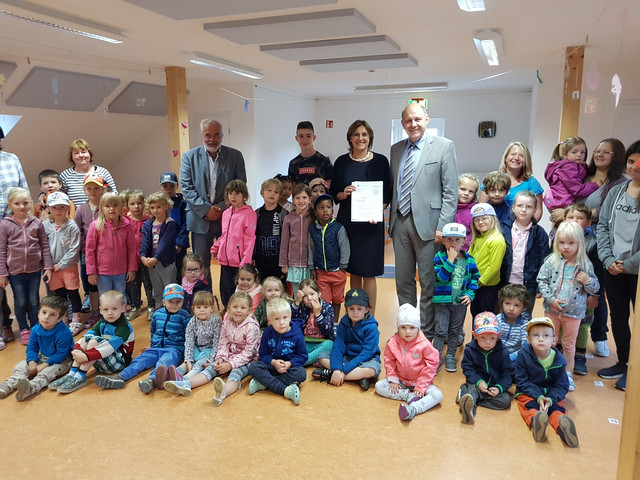 Jugendministerin Britta Ernst und Landrat Roger Lewandowski mit den Kindern der Katholischen Kita in Rathenow