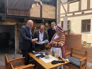 Landrat Roger Lewandowski (links) zu Gast bei den Nauener Heimatfreunden.