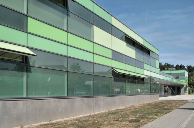 Das Bild zeigt die Front des Marie-Curie-Gymnasiums in Dallgow-Döberitz.