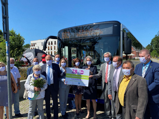 Die feierliche Eröffnung des neuen PlusBus in Dallgow-Döberitz. ©Landkreis Havelland