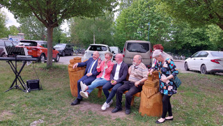 Klick öffnet Bildbetrachter; Personen auf einer Bank sitzend