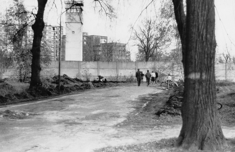 Eine historische Aufnahme von Kubicki, bereitgestellt durch das Museum Falkensee, zeigt, dass quer zur Fahrbahn der damaligen Max-Reimann-Straße in Falkensee die Berliner Mauer verlief.