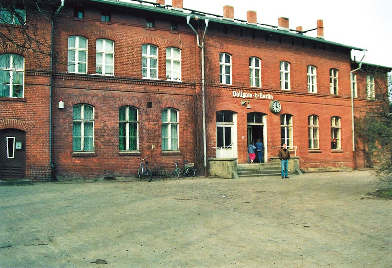 Bahnhof Dallgow-Döberitz: Eine historische Fotografie von Winfrid Libera zeigt den schlichten Backsteinbau des Bahnhofgebäudes.