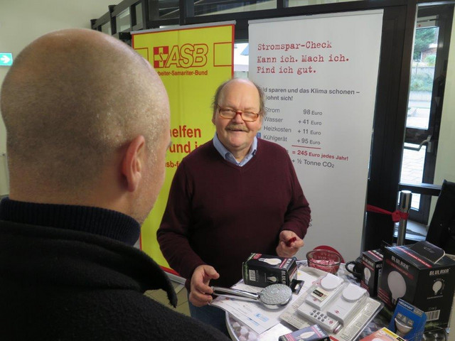 Ein Stromsparhelfer bei der Beratung, © Jens Wegener