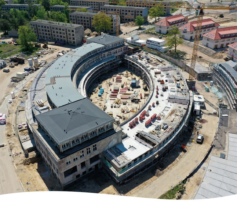 Im Ortsteil Elstal in der Gemeinde Wustermark wird das Olympische Dorf entwickelt, saniert und mit neuen Gebäuden ergänzt. Auf dem Bild ist eine Baustelle zu sehen.