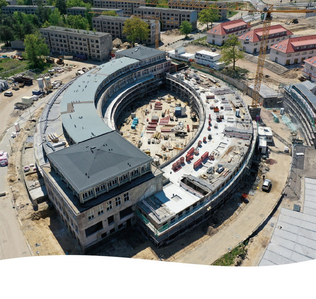 Im Ortsteil Elstal in der Gemeinde Wustermark wird das Olympische Dorf entwickelt, saniert und mit neuen Gebäuden ergänzt. Auf dem Bild ist eine Baustelle zu sehen.