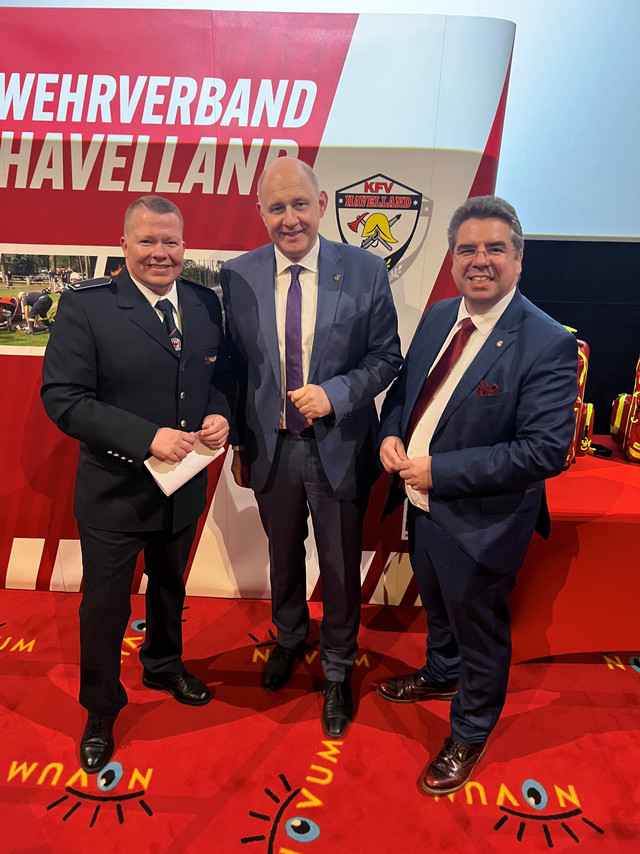 Klick öffnet Bildbetrachter; mehrere Personen