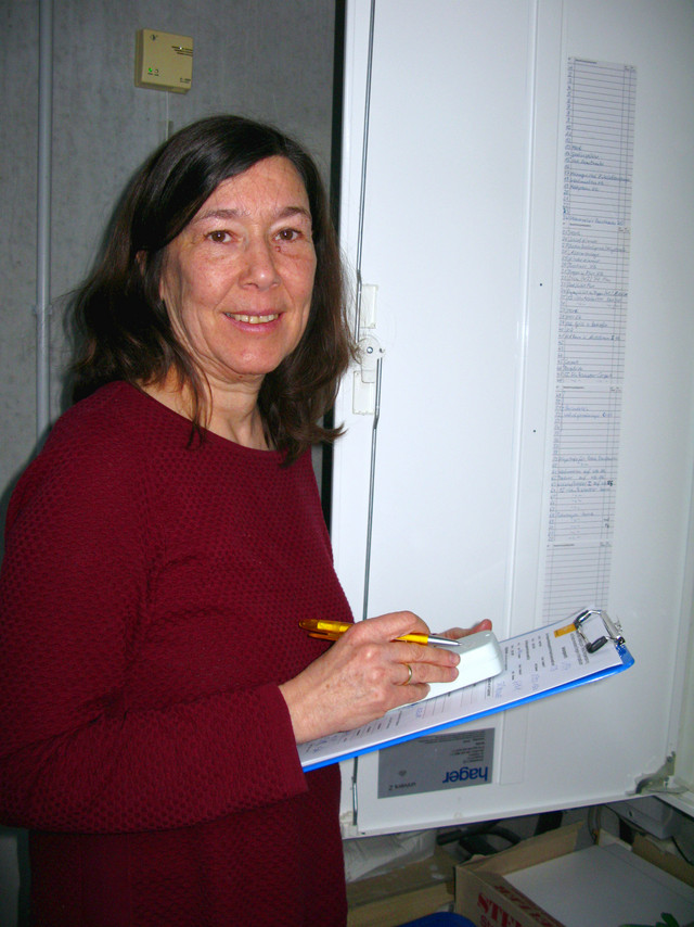 Margrit Unger beim Stromkasten-Check