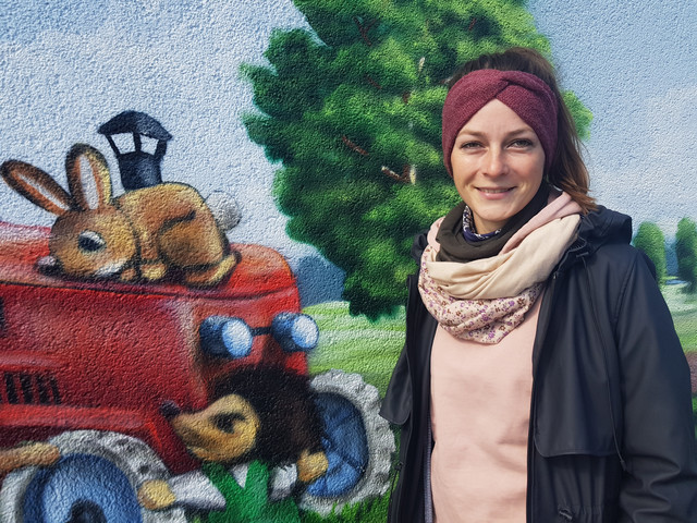 Lena Ullrich vor der Rhinower Kita „Knirpsenstadt“, in der sie derzeitig arbeitet, ©Landkreis Havelland