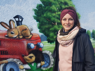 Lena Ullrich vor der Rhinower Kita „Knirpsenstadt“, in der sie derzeitig arbeitet, ©Landkreis Havelland