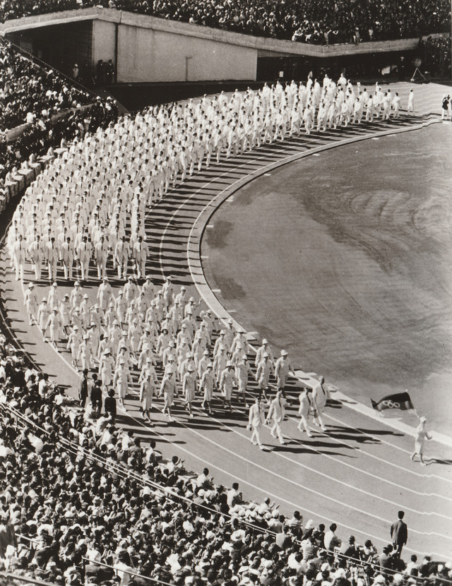Die deutsche Olympiamannschaft geht auf der Laufbahn des Olympiastadions.