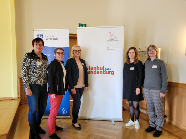 Klick öffnet Text, fünf Frauen vor Plakaten