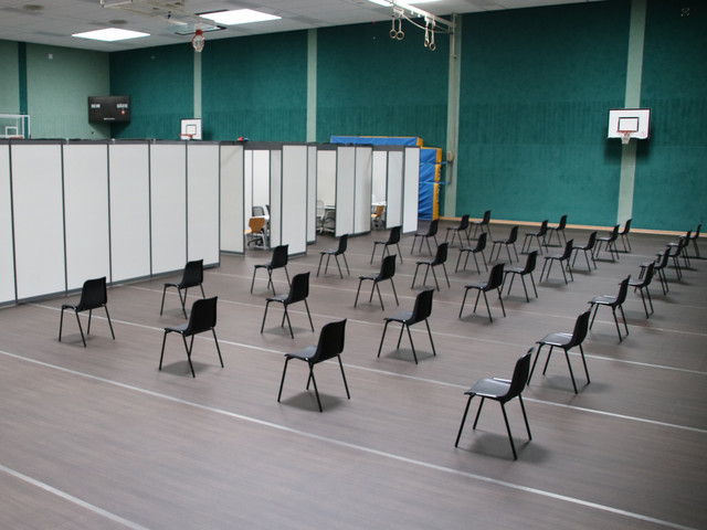 Blick in die Havellandhalle, wo leere Stuhlreihen vor den zukünftigen Impfkabinen stehen.