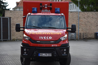 Landrat Roger Lewandowski und Nauens Bürgermeister Manuel Meger kamen mit dem Gerätewagen zur offiziellen Übergabe, ©Norbert Faltin
