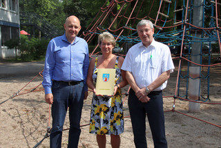 Landrat Roger Lewandowski (links) bei der Übergabe des Fördermittelbescheides mit Schulleiterin Claudia Allum und Falkensees Bürgermeister Heiko Müller.