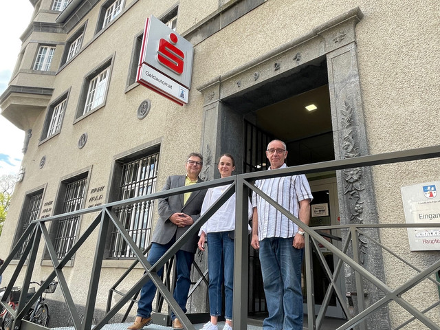 Drei Personen stehen auf der neuen Rampe vor der MBS-Filiale in Nauen - Bild öffnet sich im Bildbetrachterfenster.