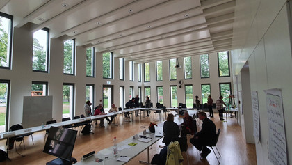 Blick in den Konferenzsaal mit Teilnehmern des Bürgerforums in Dallgow-Döberitz.