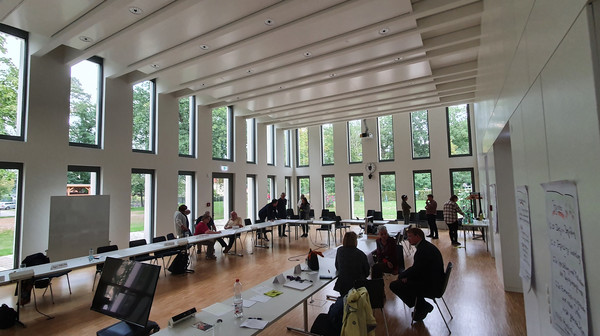 Blick in den Konferenzsaal mit Teilnehmern des Bürgerforums in Dallgow-Döberitz.