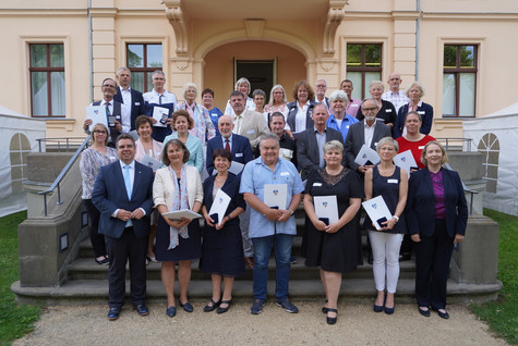 Gruppenbild aller Preisträger auf einer Treppe vor dem Schloss Ribbeck - Klick öffnet Bildbetrachter