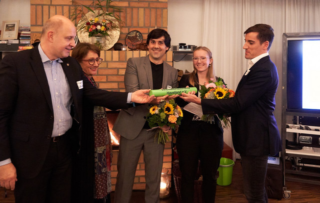 Die beiden Initiatoren des Innovationsbündnisses Havelland, Helga Breuninger und Roger Lewandowski, übergeben den Staffelstab an den nun gewählten Vereinsvorstand. © Uwe Steckhan/ Helga Breuninger Stiftung