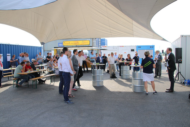 In einer sommerlichen Zusammenkunft tauschten sich die Engagierten des Innovationsbündnisses im Betriebshafen von Colossus Logistics in Wustermark aus.