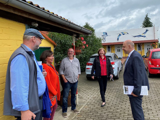 Foto: Mit Amtsdirektor Jens Aasmann (links) besuchte Landrat Roger Lewandowski (rechts) unter anderem die Kreativoase in Gülpe. © Landkreis Havelland