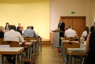 Landrat Roger Lewandowski informierte die Kreistagsmitglieder über aktuelle Entwicklungen im Havelland