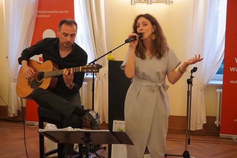 Ein Duo macht Musik im Schlosssaal - Klick öffnet Bildbetrachter