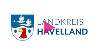 Das Wappen des Landkreises Havelland, darauf ist ein "Play"-Symbol eines Webplayers.