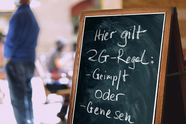 Ein Aufsteller mit der Aufschrift "Hier gilt 2G-Regel: geimpft oder genesen".