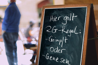 Ein Aufsteller mit der Aufschrift "Hier gilt 2G-Regel: geimpft oder genesen".