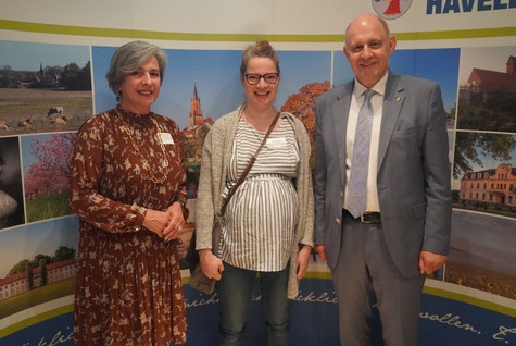 Der Landrat und die Kreistagsvorsitzende begrüßen die Gäste des Sommerempfangs vor einer Werbewand zum Landkreis Havelland - Klick öffnet Bildbetrachter