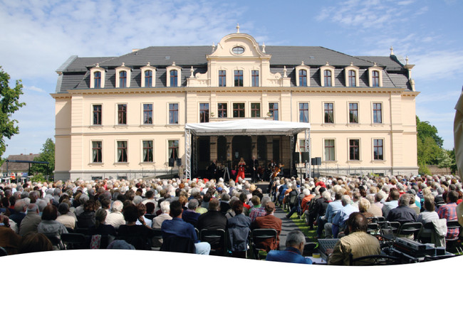 Am und im Schloss Ribbeck finden zahlreiche Veranstaltungen statt. IM Gebäude befindet sich u.a. das havelländische Fontane-Museum seit 2019