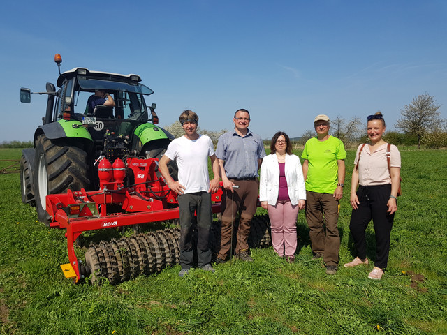 Die am Humusprojekt teilnehmenden Landwirte Kai-Holger Dech und Enrico Voigt stehen gemeinsam mit Umweltamtsleiterin Christine Fliegner, Agraringenieur Dietmar Näser und Klimaschutzmanagerin Johanna Hornig auf einer vom Unterbodenlockerer bearbeiteten Fläche, © Landkreis Havelland