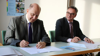 Landrat Roger Lewandowski und Mathias Köhler, Geschäftsführer von Havelbus, unterzeichnen die Unterstützungserklärung zum Maerker, ©Landkreis Havelland