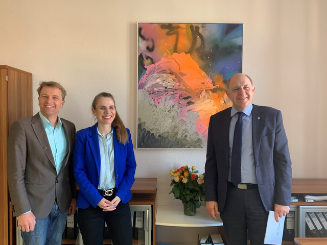 Klick öffnet Bildbetrachter; drei Personen vor einem modernen Gemälde