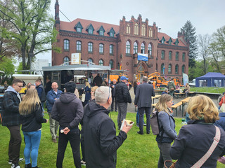 Blick auf das Kreishaus, im VOrdergrund stehen Besucher des Tages der offenen Verwaltung - Klick öffnet Bildbetrachter