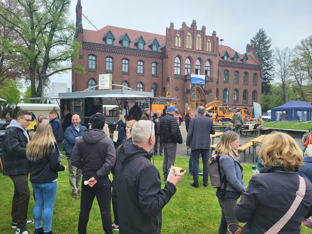 Blick auf das Kreishaus, im VOrdergrund stehen Besucher des Tages der offenen Verwaltung - Klick öffnet Bildbetrachter