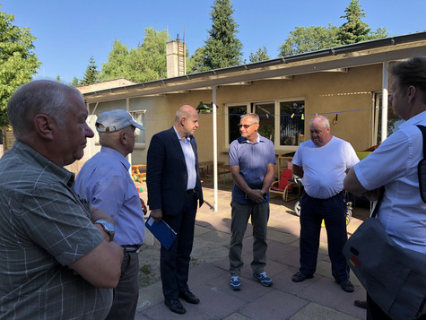 Landrat im Gespräch mit dem Ortsvorsteher Grünefelds Olaf Radzik und seinem Stellvertreter Fred Scholz, ©Landkreis Havelland