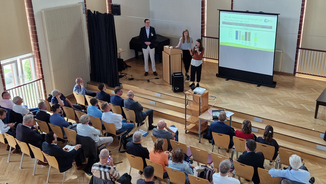 Blick von oben auf die Workshop-Teilnehmer und die Referenten - Klick öffnet Bildbetrachter