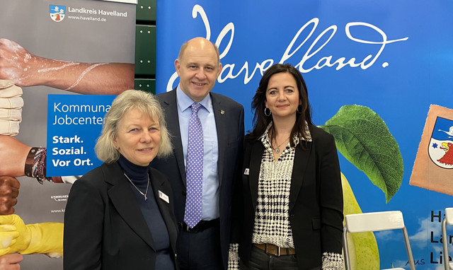 Landrat Roger Lewandowski, hier am Stand der Kreisverwaltung Havelland, bei seinem Rundgang auf der Börse für Ausbildung und Studium 2020.