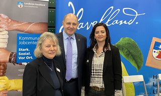 Landrat Roger Lewandowski, hier am Stand der Kreisverwaltung Havelland, bei seinem Rundgang auf der Börse für Ausbildung und Studium 2020.