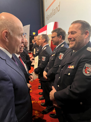 Klick öffnet Bildbetrachter; mehrere Personen