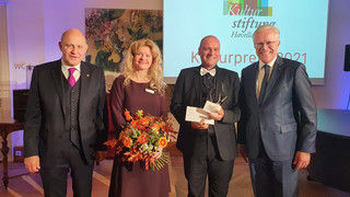 Klick öffnet Artikel, vier Personen